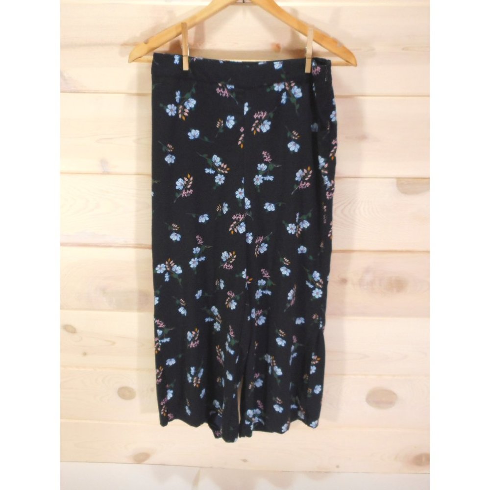 Cynthia Rowley Women's size 2 Black Capri Pants Dark Floral Wide Leg